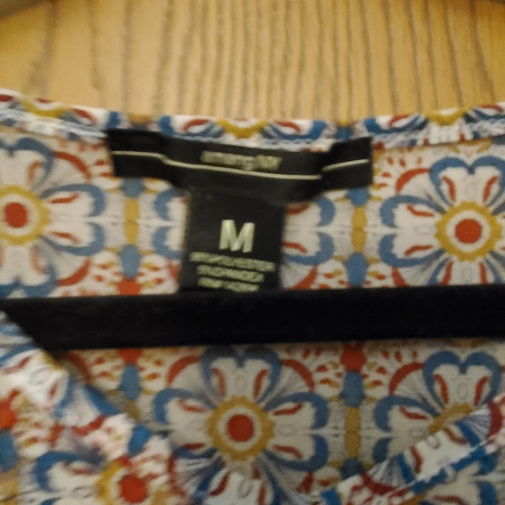 Very light cold shoulder short sleeve top - Picture 3 of 5